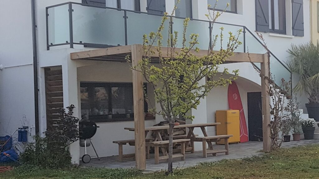 Terrasse avec espace repas sous pergola